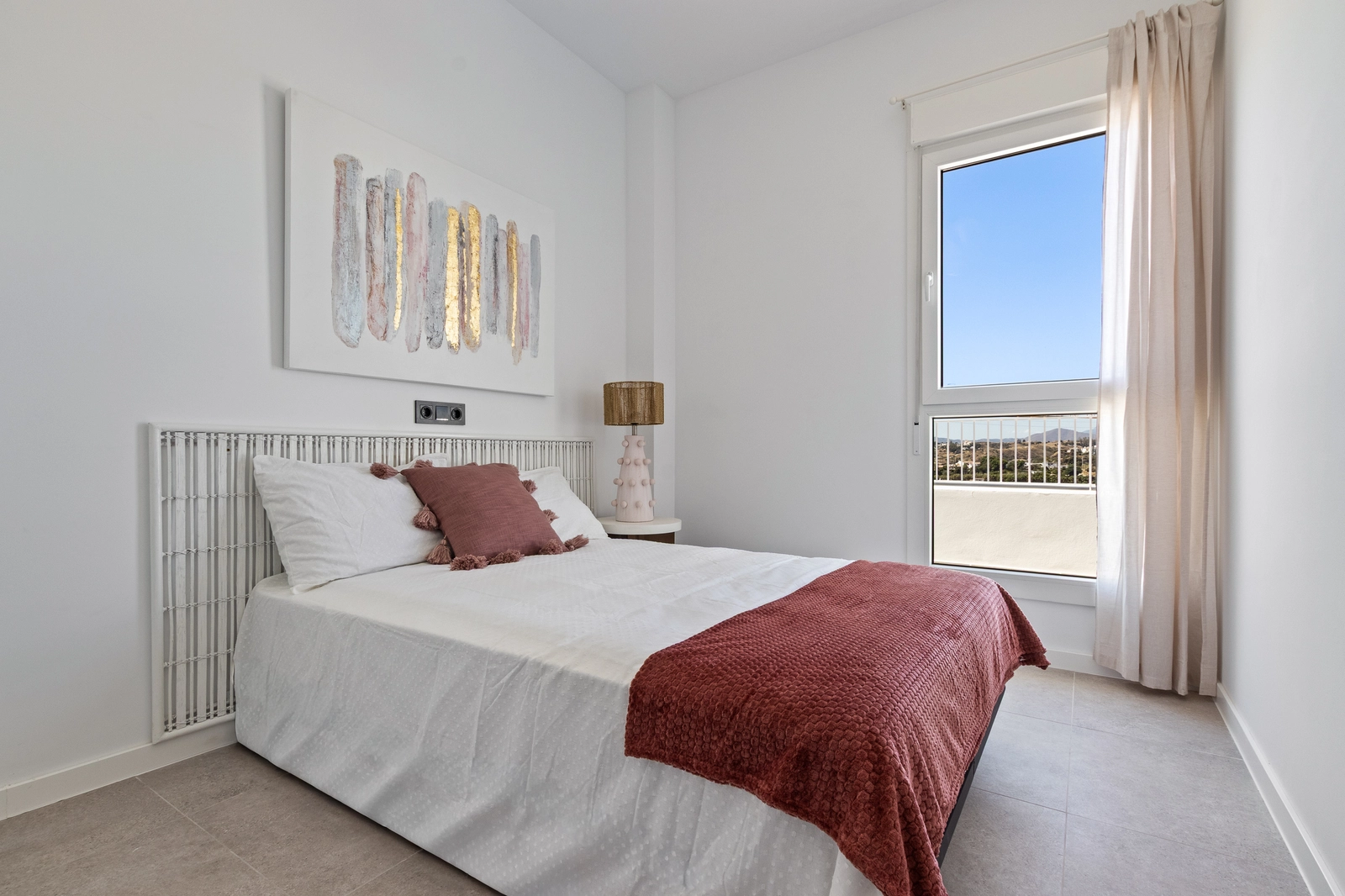 Gästrummen är ljusa och rymliga och erbjuder komfort och trevlig utsikt för familj och besökare.