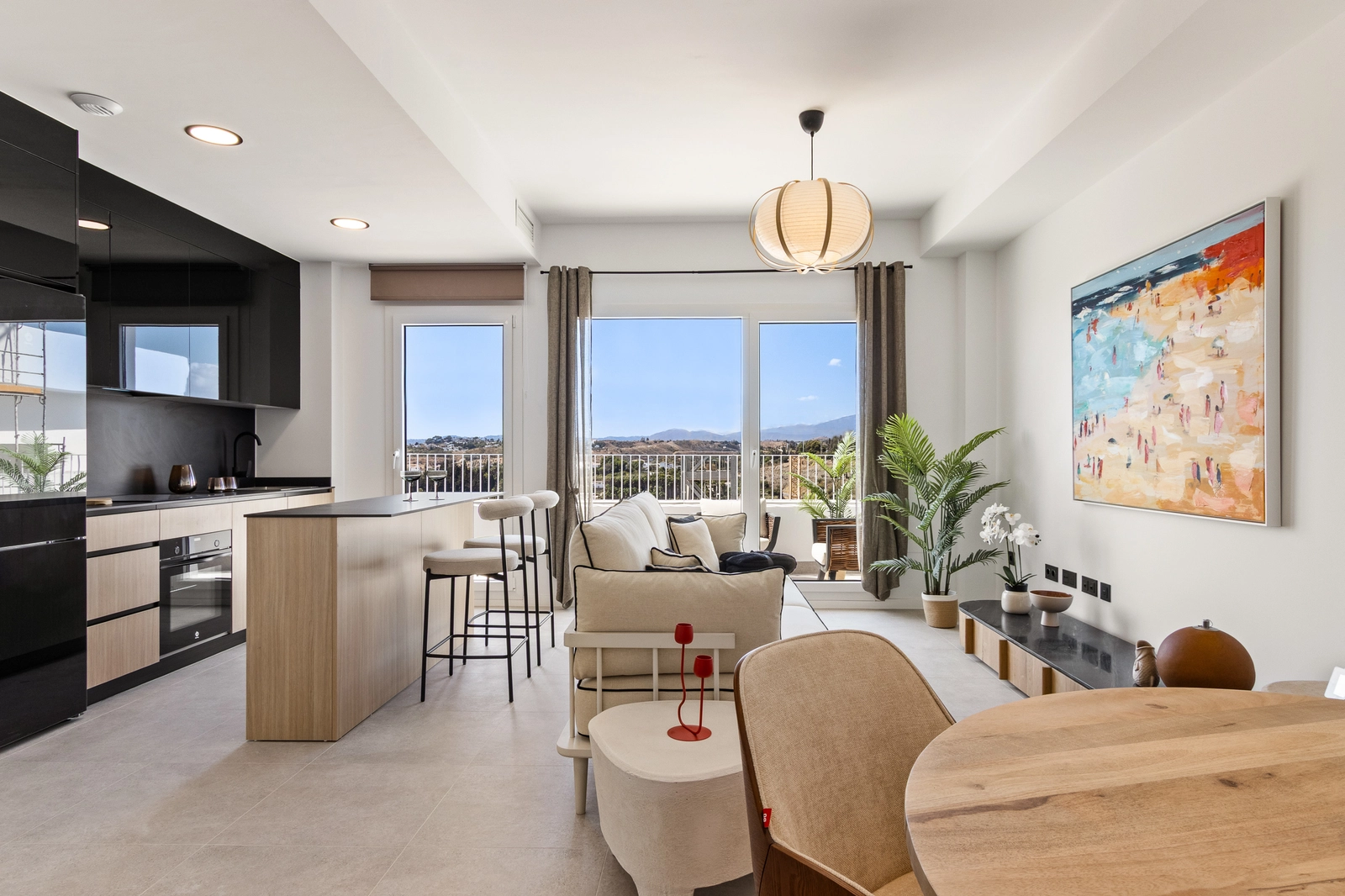 Det ljusa och inbjudande vardagsrummet och matplatsen i öppen planlösning, designat för modern komfort och stil.