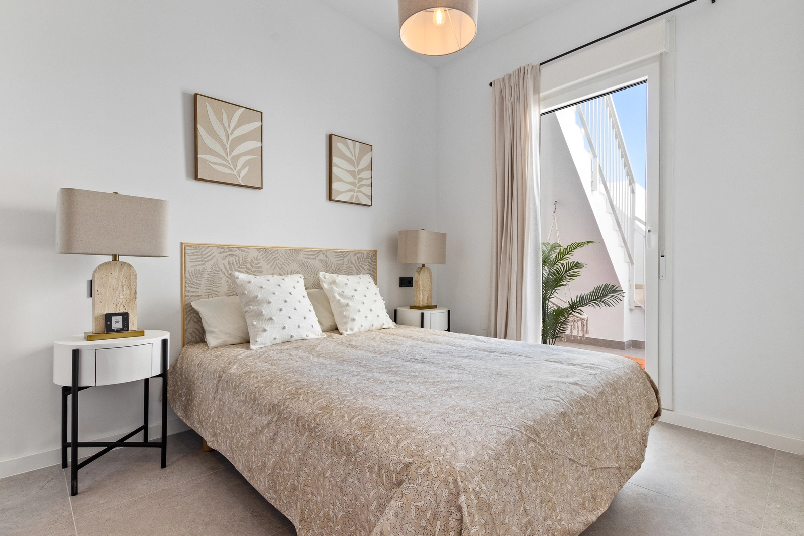 Ett rofyllt master sovrum med direkt tillgång till en uteplats, vilket skapar en privat oas.