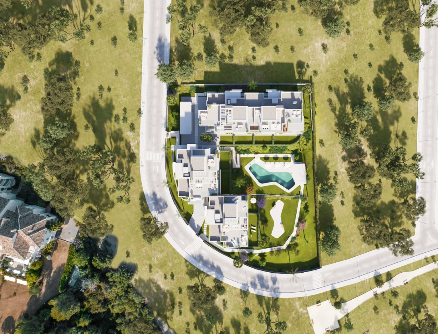 En översiktsbild av fastigheten, som framhäver den rymliga planlösningen, poolen och privata grönområden.