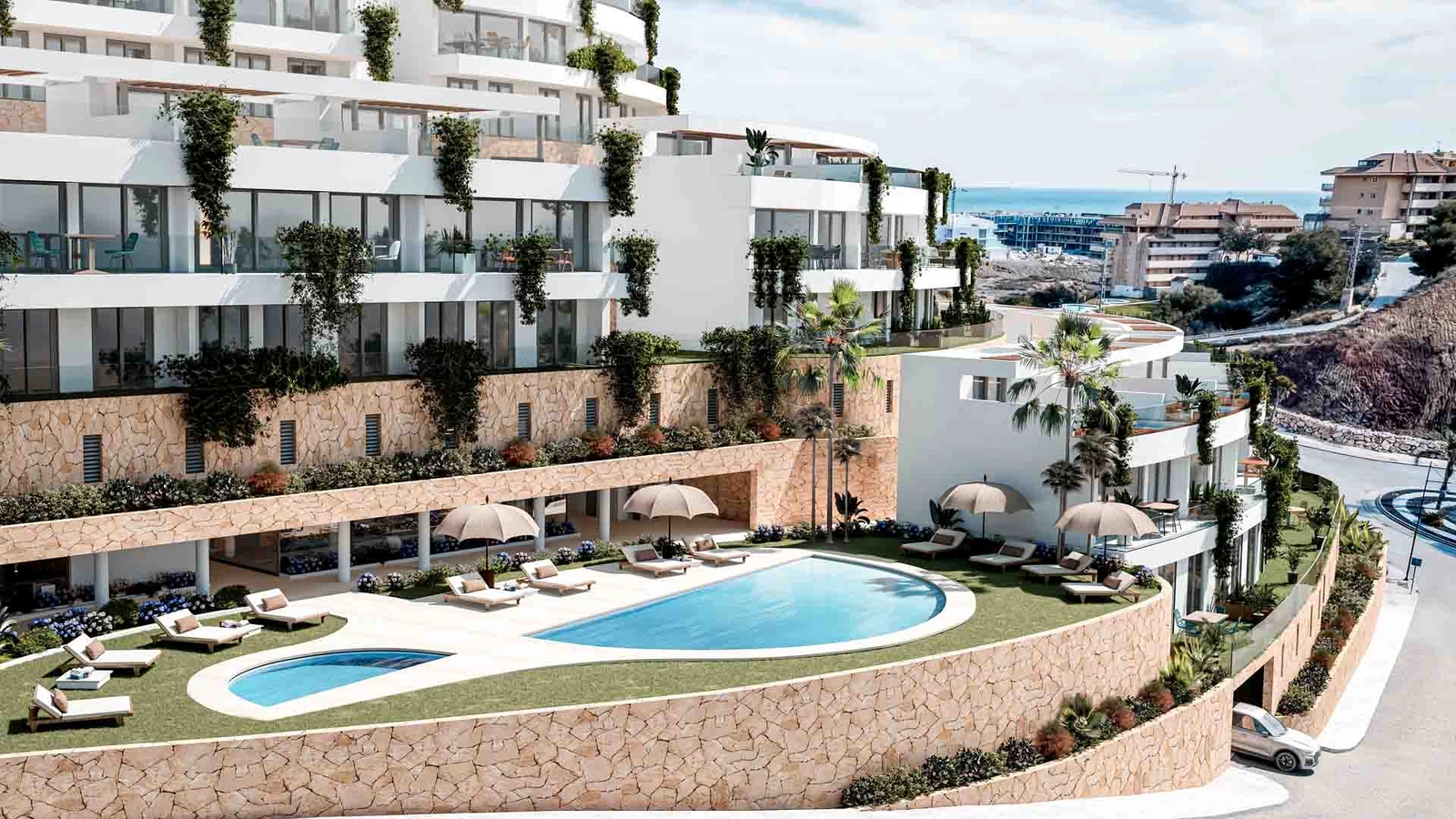 Det eleganta gemensamma poolområdet, omgivet av natursten och frodig landskapsarkitektur.