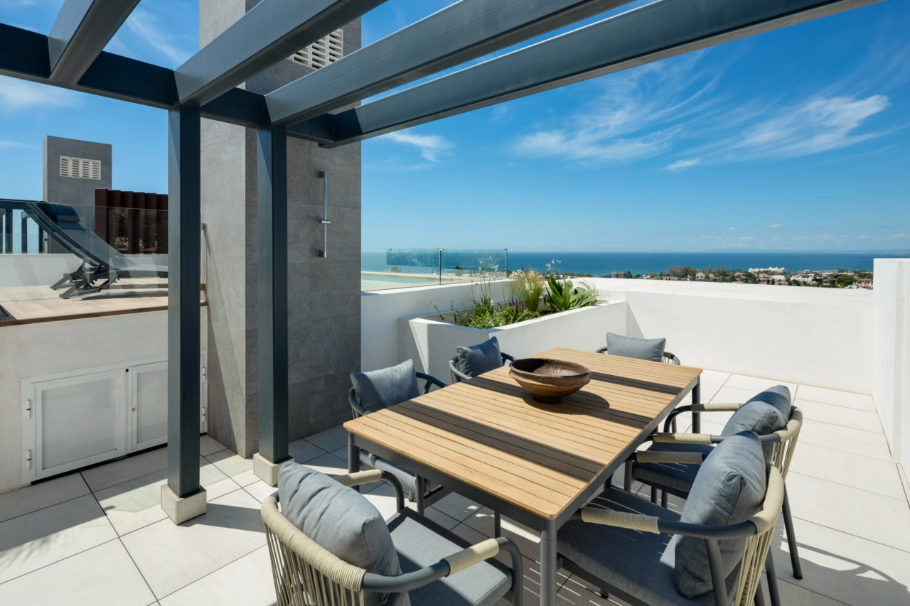 Njut av middagar utomhus på den rymliga takterrassen, med panoramautsikt över havet längs Costa del Sol.