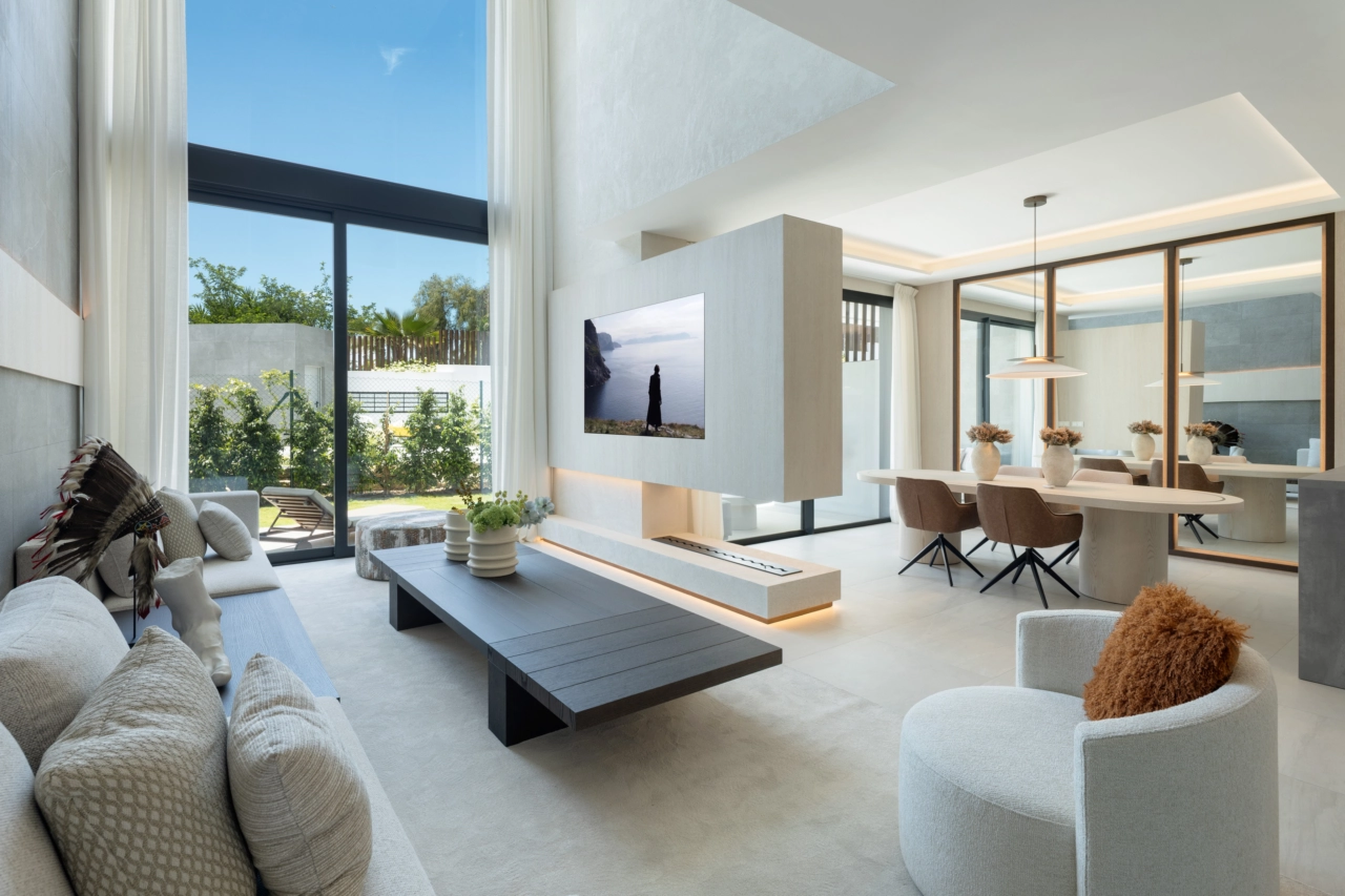 En öppen planlösning förbinder vardagsrummet och matplatsen, perfekt för ett modernt familjeliv och underhållning.