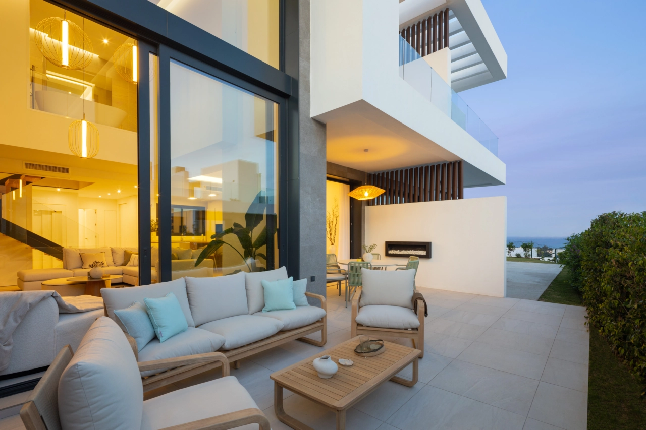 Tillbringa en avkopplande kväll på den privata terrassen, komplett med en modern bioetanoleldstad.