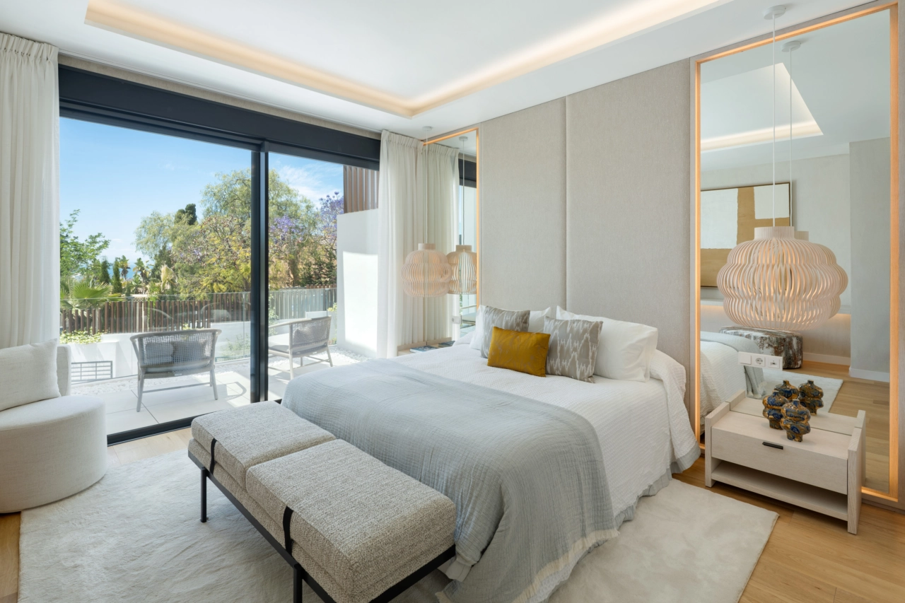 En annan vy av en vackert inredd master svit med direkt tillgång till en privat terrass.