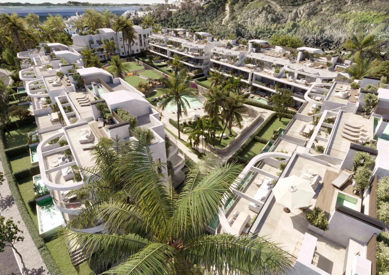 En upphöjd vy över The Palms, som visar den unika arkitekturen och den frodiga, gröna omgivningen i detta exklusiva bostadsprojekt i Estepona.