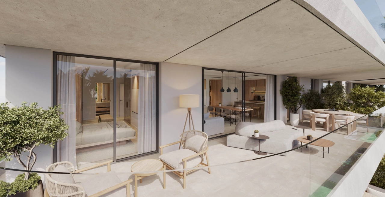 En vy över den rymliga privata terrassen, en idealisk plats för avkoppling, middagar och att njuta av medelhavslivsstilen.