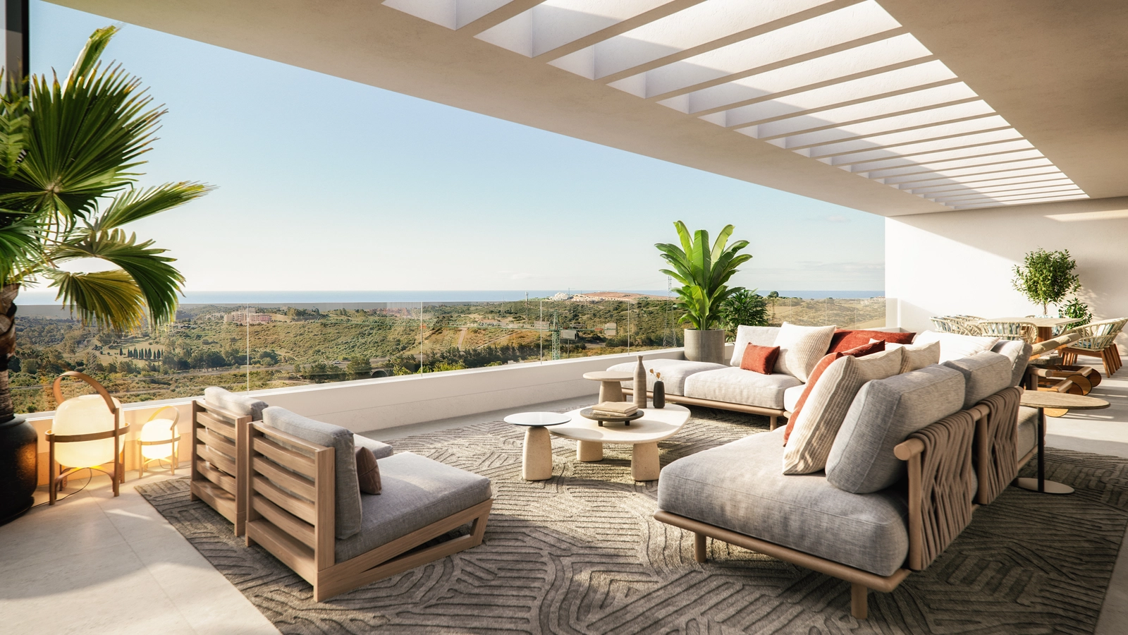 Rymliga privata terrasser erbjuder panoramautsikt över Medelhavskusten.