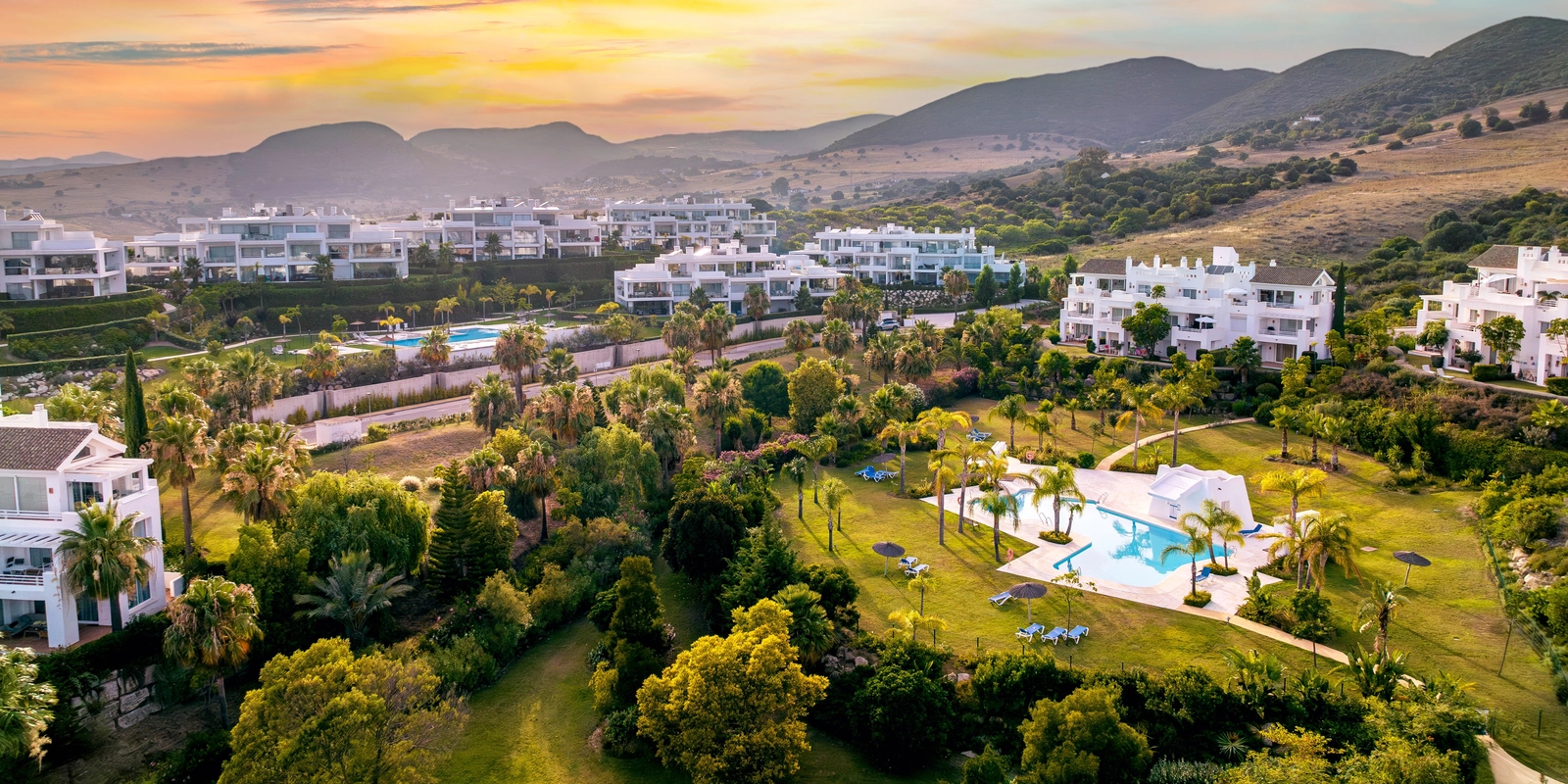 En flygvy över detta fantastiska bostadsområde, inbäddat i Costa del Sols gröna kullar.
