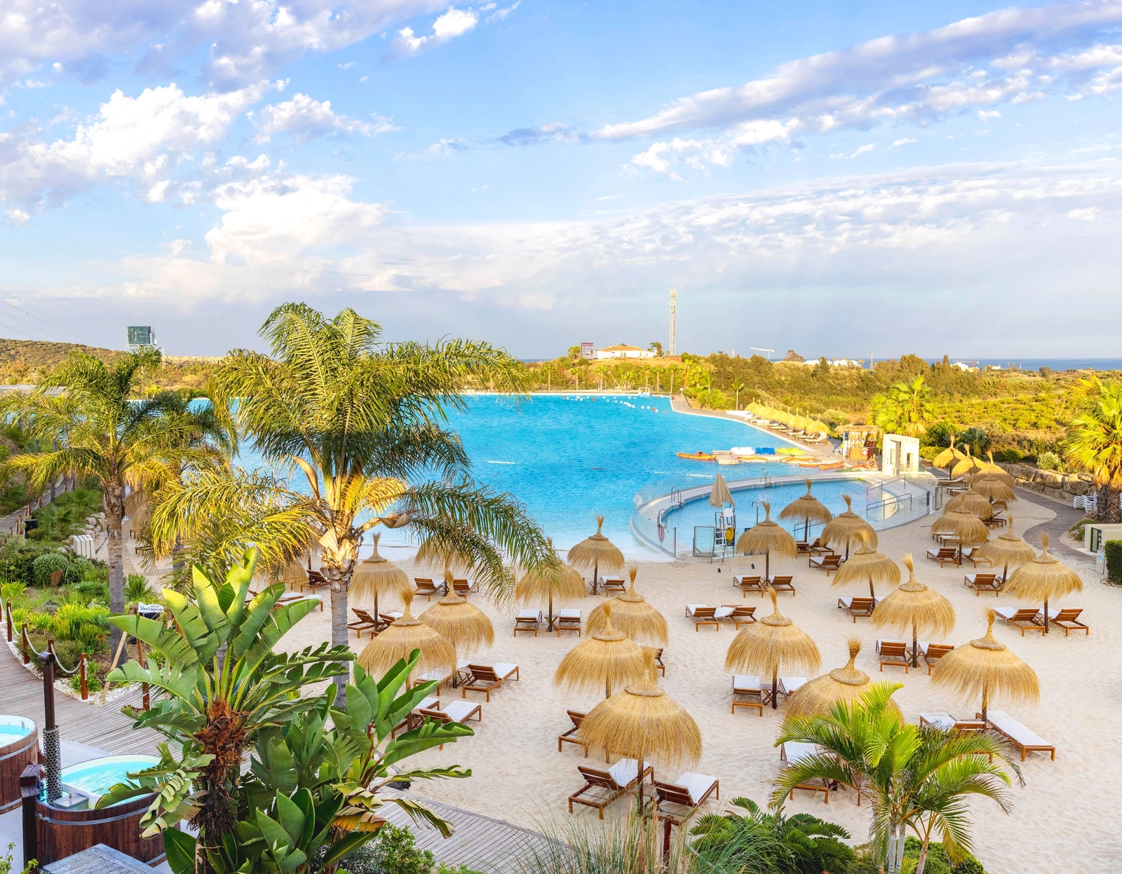 Koppla av på de sandiga stränderna vid den exklusiva kristallagunen, en unik funktion på Costa del Sol.