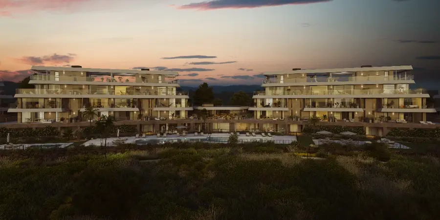 Utvecklingen presenterar en fantastisk silhuett mot kvällshimlen på Costa del Sol.