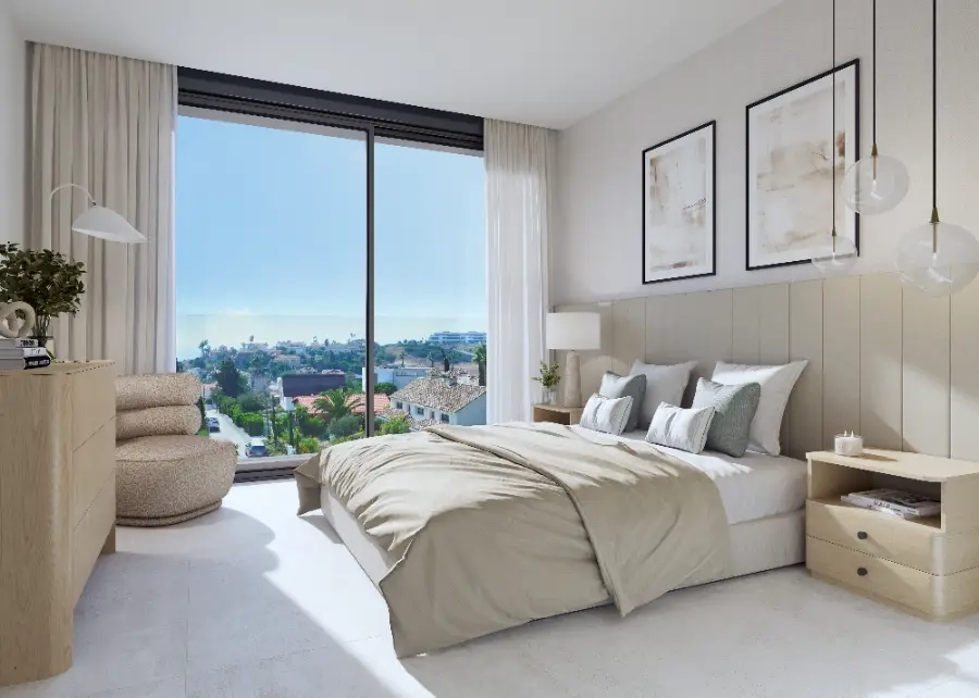 Master bedroom-sviten, en lugn tillflyktsort med stora fönster som ramar in vackra vyer.