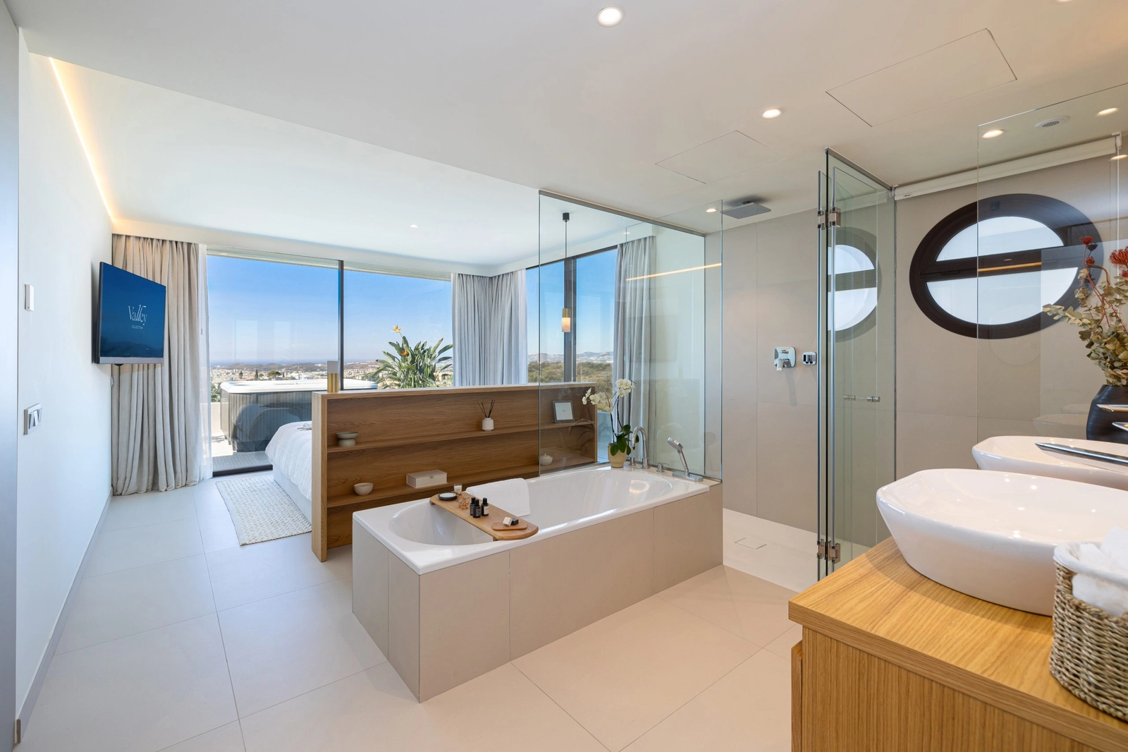 Eleganta egna badrum har ett fristående badkar och exklusiva armaturer för en spa-liknande upplevelse hemma.