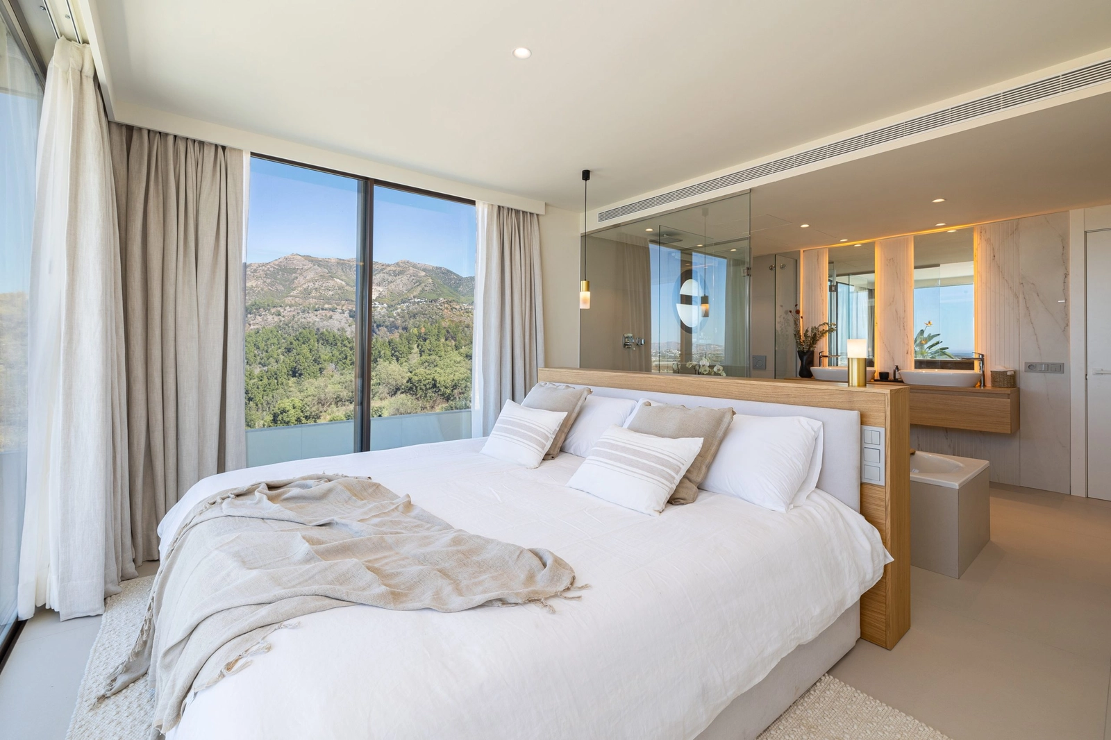 Master sovrummet är en fridfull oas med öppen planlösning, eget badrum och stora fönster med rogivande utsikt.